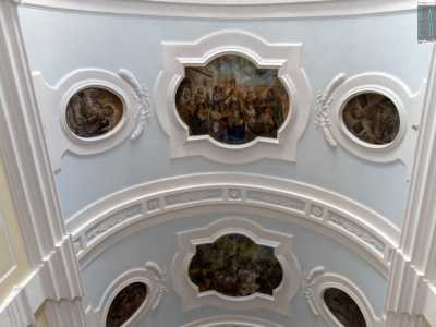 All�interno sono diversi i segni della devozione a San Cleto: il terzo Papa della storia. Ad esempio la volta dell�antica navata, affrescata con scene del martirio del santo avvenuto secondo la tradizione nel 92 d.C.  